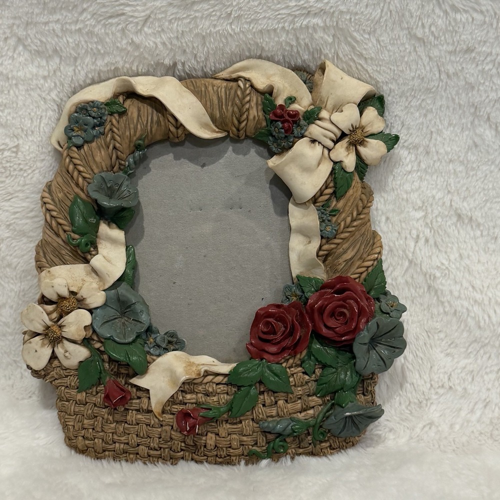 VTG Fancy Frames Resin Picture Frame Cream Cottagecore Standing Victorian Basket